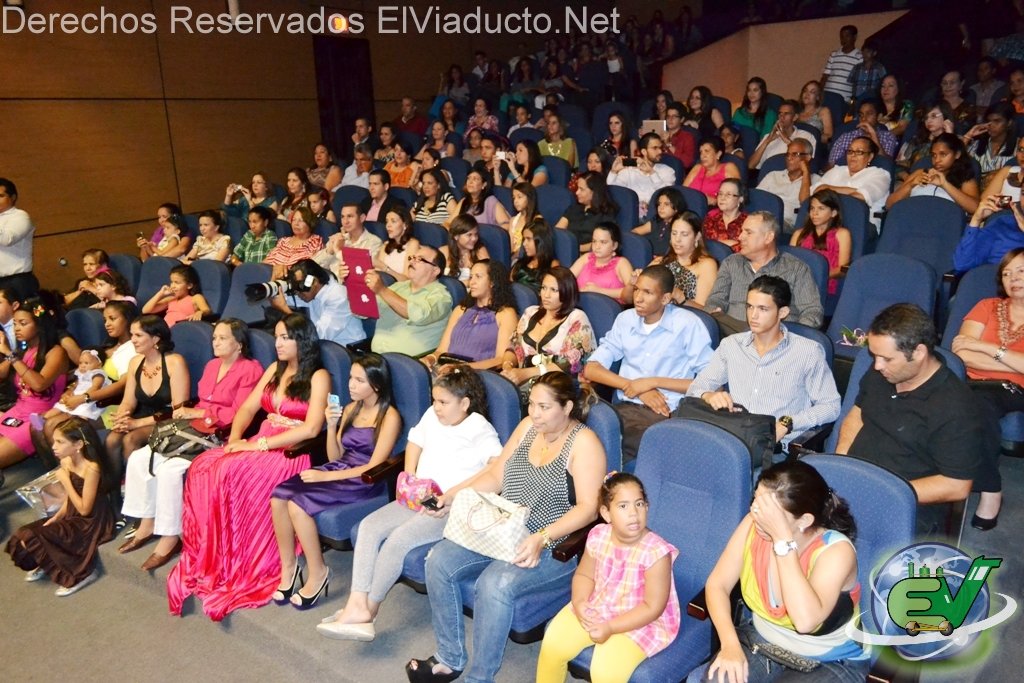 Publico asistente en el evento figurinas de niñas de 6 a 12 años en graduación 2012